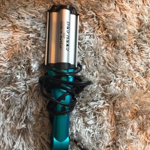 Bed head wave artist